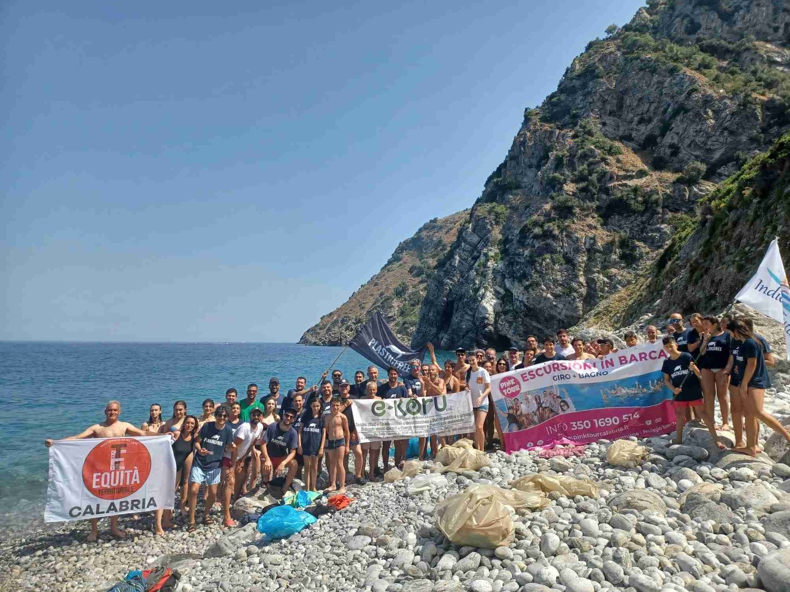 Cala Leone ripulita dai rifiuti grazie a 80 volontari della Piana